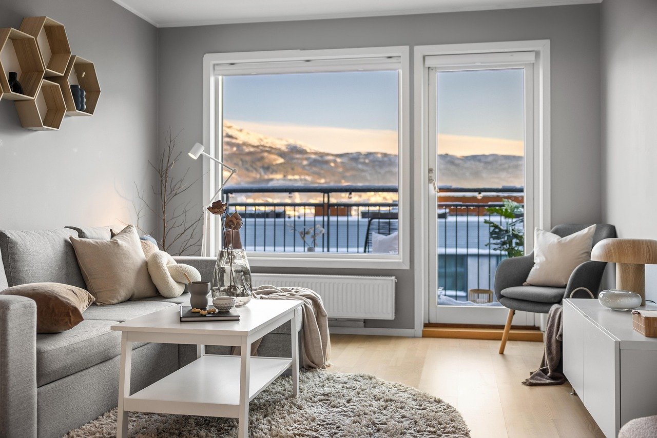 Intérieur d’un salon d’appartement bien entretenu pour location saisonnière.