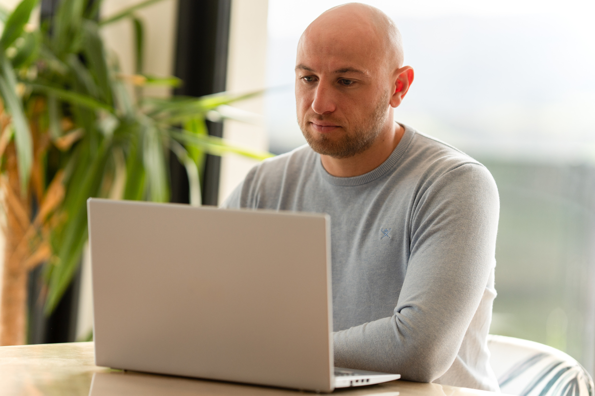 Gérant de conciergerie Airbnb en Savoie travaillant sur la gestion de locations courte durée.